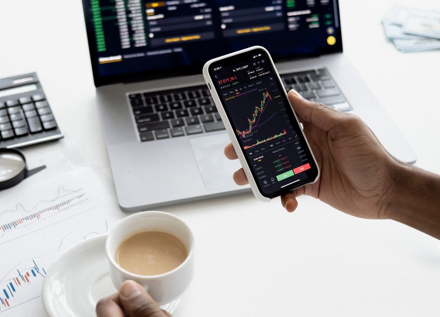 Display digital com cotações de ações na bolsa